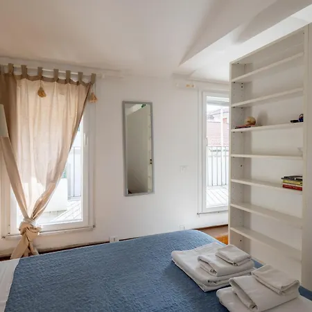 Floor With Balcony Along The Main Vibrant Walking Street Steps Away From Harbour Waterfront Mirabello Port Center Charming Cozy Attic Loft * 라스페치아
