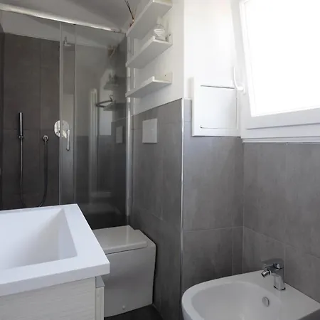 Floor With Balcony Along The Main Vibrant Walking Street Steps Away From Harbour Waterfront Mirabello Port Center Charming Cozy Attic Loft 아파트 *