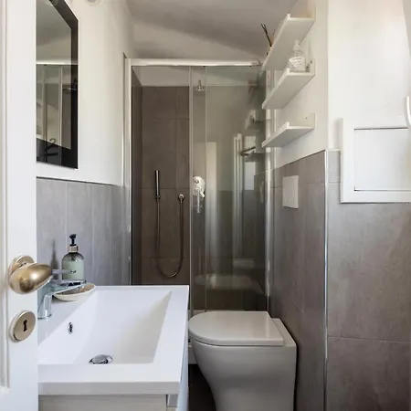 Floor With Balcony Along The Main Vibrant Walking Street Steps Away From Harbour Waterfront Mirabello Port Center Charming Cozy Attic Loft Apartamento La Spezia