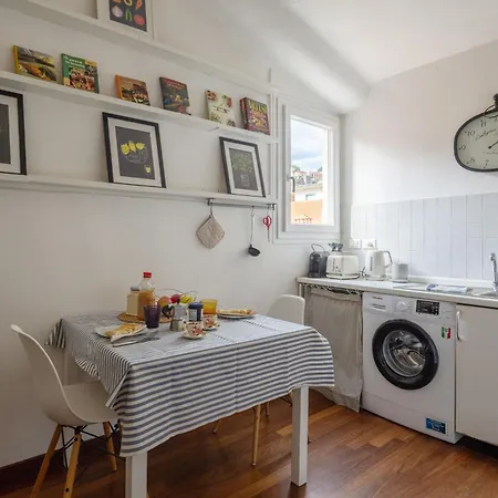 Floor With Balcony Along The Main Vibrant Walking Street Steps Away From Harbour Waterfront Mirabello Port Center Charming Cozy Attic Loft * 라스페치아