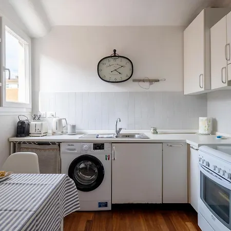 Floor With Balcony Along The Main Vibrant Walking Street Steps Away From Harbour Waterfront Mirabello Port Center Charming Cozy Attic Loft 아파트 *