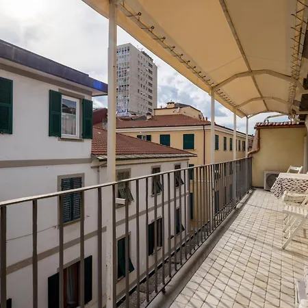 Floor With Balcony Along The Main Vibrant Walking Street Steps Away From Harbour Waterfront Mirabello Port Center Charming Cozy Attic Loft 아파트 라스페치아